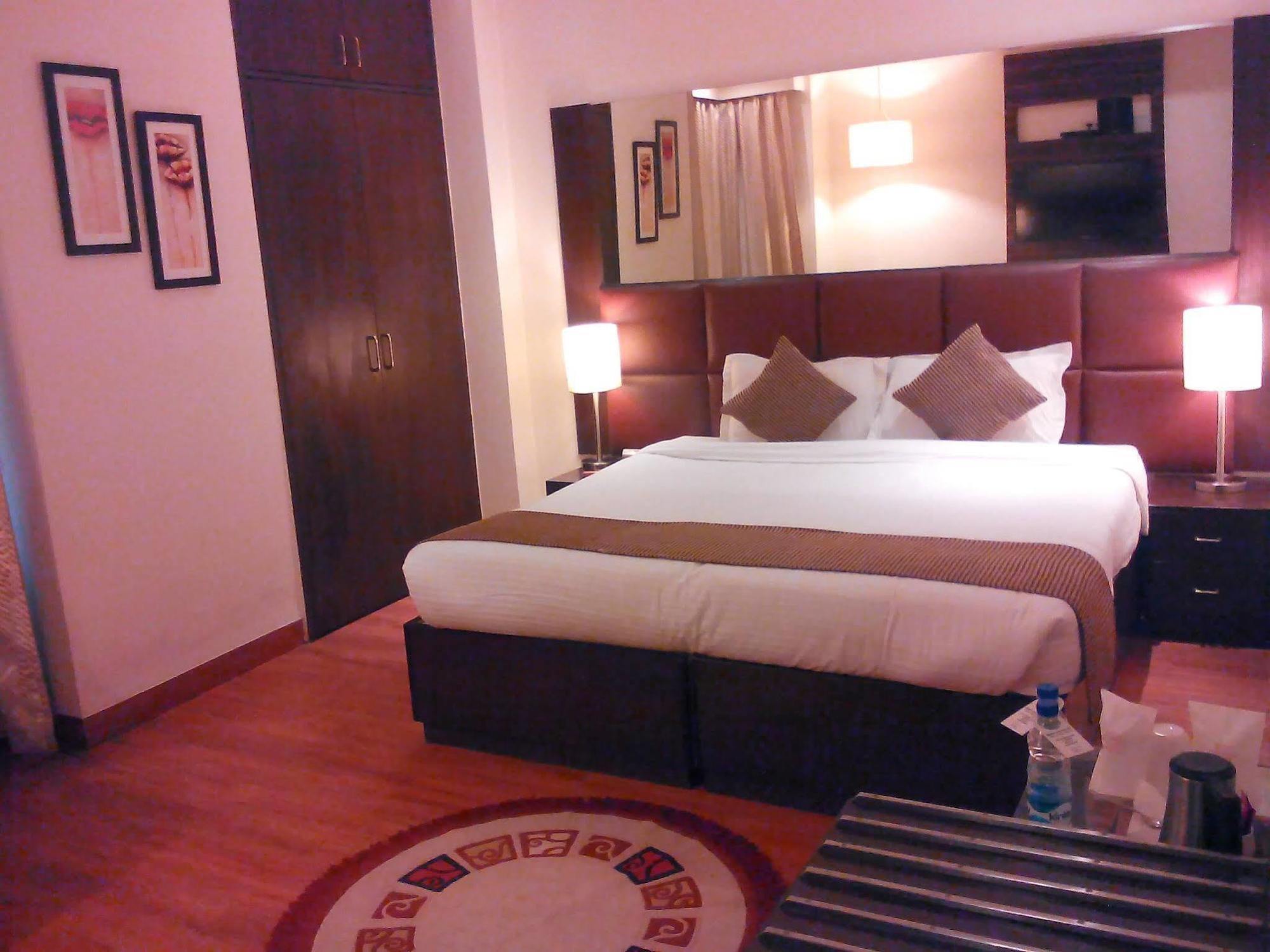 Ahuja Residency Dlf Phase 2 Hotell Gurgaon Eksteriør bilde
